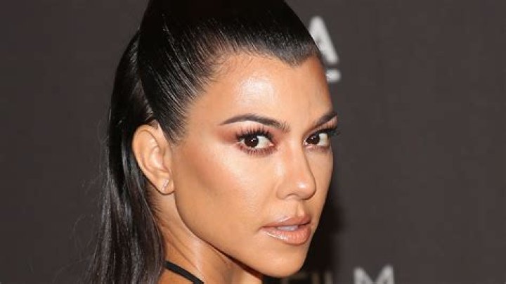 Kourtney Kardashian proved you can do old-Hollywood curls on short hair |